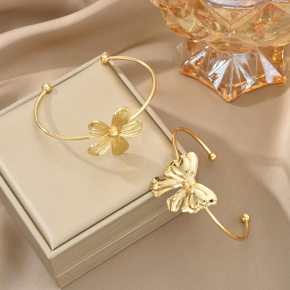 2pc Bow and Flower Bangle Set - Image 2